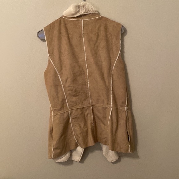 Me Jane Tan and White Faux Fur and Faux Suede Vest with Pockets [Size: XL] - Picture 2 of 6